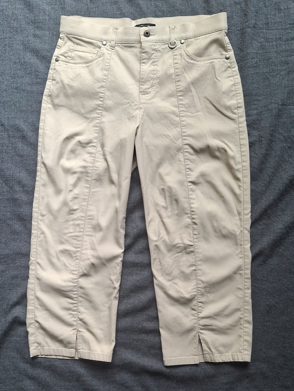 💥3/$20💥 Simon Chang Beige Cropped Pants with Side Slit Detail - Size 10